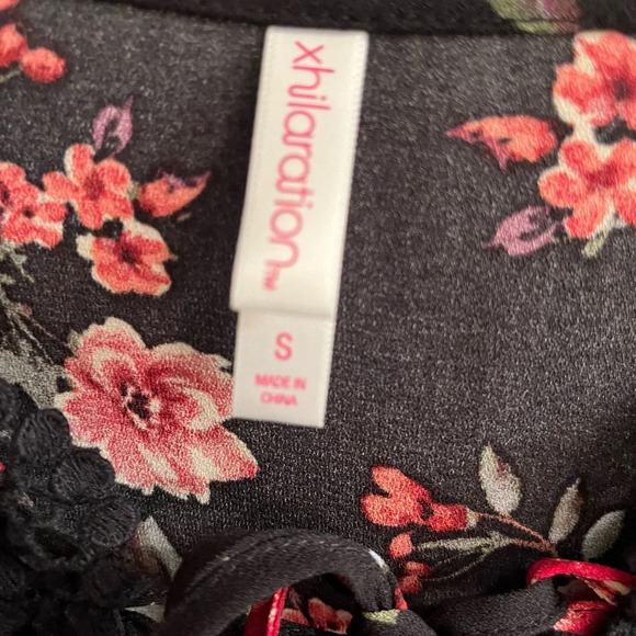 XHILERATION~RED FLORAL BLOUSE~NWOT~SM-M - Picture 6 of 7